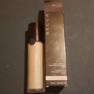 Becca aqua luminous perfecting foundation